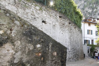 Eski mimari Limone sul Garda Garda Gölü, Brescia, Lombardiya, İtalya.