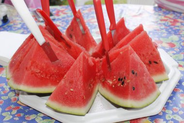 Dilim karpuz bir tabloda, meyve yaz konsepti