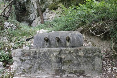Taş çeşme musluk ve çalışan su ile