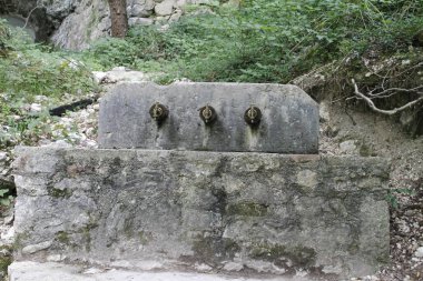 Taş çeşme musluk ve çalışan su ile