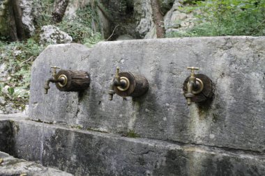 Taş çeşme musluk ve çalışan su ile
