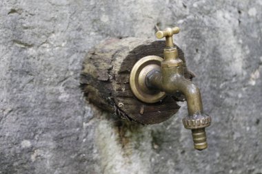 Taş çeşme musluk ve çalışan su ile