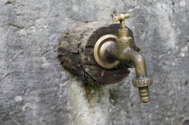 Taş çeşme musluk ve çalışan su ile