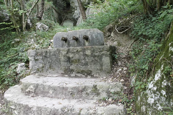 Каменный Фонтан Кранами Течением Воды — стоковое фото