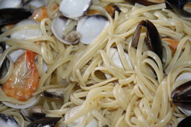 bir tabak makarna ve deniz ürünleri istiridye, karides, karides, midye ile