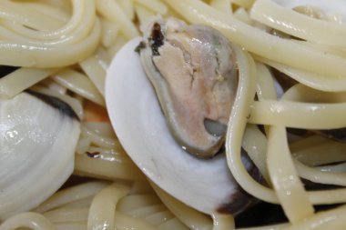 bir tabak makarna ve deniz ürünleri istiridye, karides, karides, midye ile