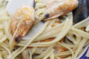 Deniz ürünleri. Midye, karides, karides ve midye makarna.