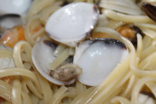 Piring Dengan Pasta Dan Makanan Laut Dengan Kerang Udang Udang — Stok Foto