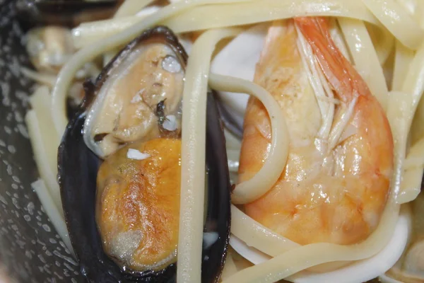 Ein Teller Mit Nudeln Und Meeresfrüchten Mit Venusmuscheln Garnelen Garnelen — Stockfoto