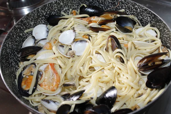 Piring Dengan Pasta Dan Makanan Laut Dengan Kerang Udang Udang — Stok Foto