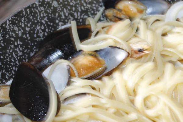 Piring Dengan Pasta Dan Makanan Laut Dengan Kerang Udang Udang — Stok Foto