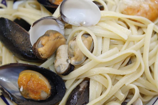 Deniz ürünleri. Midye, karides, karides ve midye makarna.