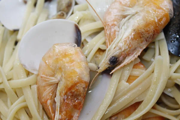 Deniz ürünleri. Midye, karides, karides ve midye makarna.