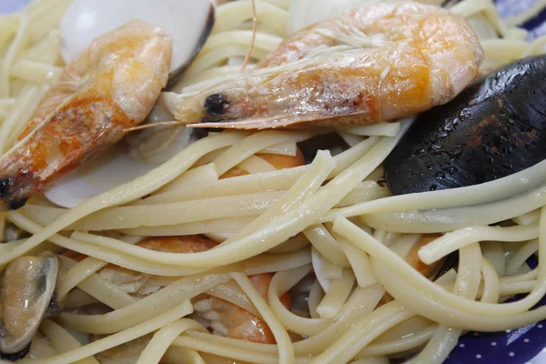 意大利面配有 虾和贻贝 — 图库照片