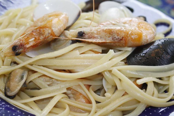 Deniz ürünleri. Midye, karides, karides ve midye makarna.