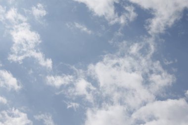 Bulutlu mavi gökyüzünün arka planı