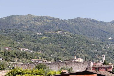 Yeşil dağlar ve açık mavi gökyüzü