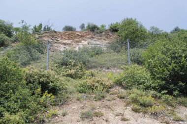 Yeşil dağlar ve açık mavi gökyüzü