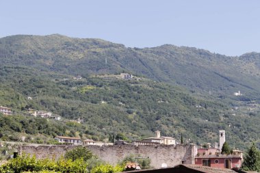 Yeşil dağlar ve açık mavi gökyüzü