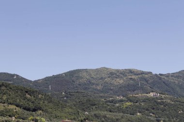 Yeşil dağlar ve açık mavi gökyüzü