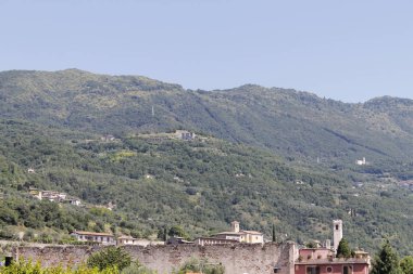 Yeşil dağlar ve açık mavi gökyüzü