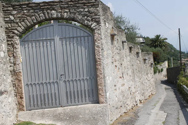 Antica Porta Pietra Sul Lago Italia — Foto Stock