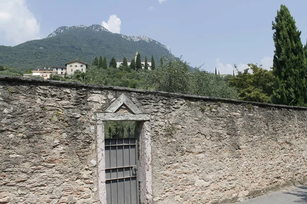 イタリアの湖の古代石造りのゲート — ストック写真