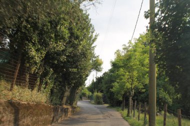 Kuzey İtalya kırsal yol ile manzara