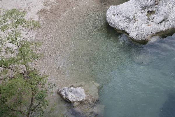 山の中の小さな川 — ストック写真