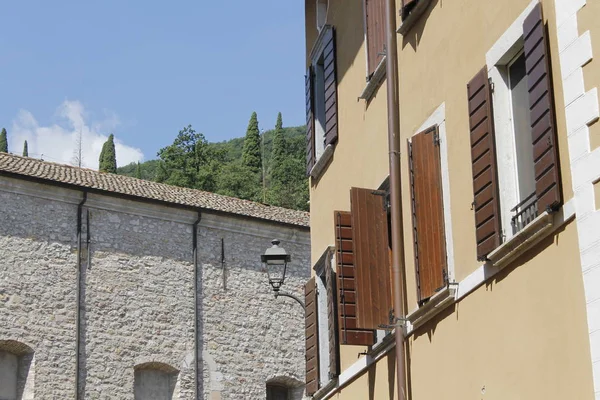 Architektur Gargnano Einem Kleinen Dorf Gardasee Norditalien — Stockfoto