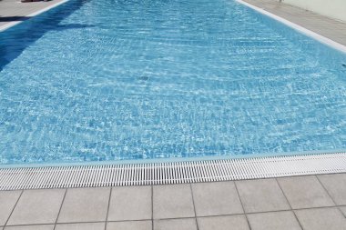 Bir kamp içinde boş Açık Yüzme Havuzu.