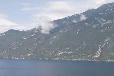 Kuzey İtalya 'daki Garda Gölü manzarası