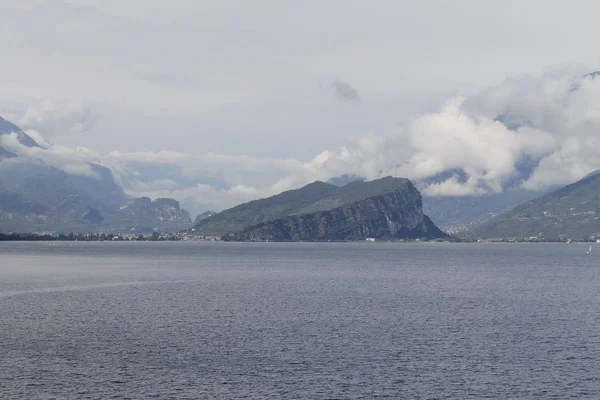 Kuzey İtalya 'daki Garda Gölü manzarası
