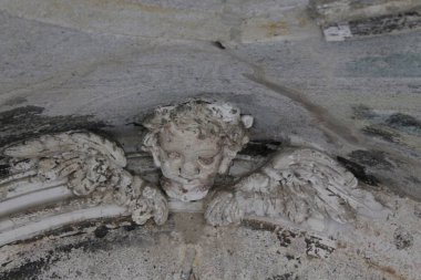 İtalya eski bir şapel içinde antik taş melek heykelinin yakın çekim