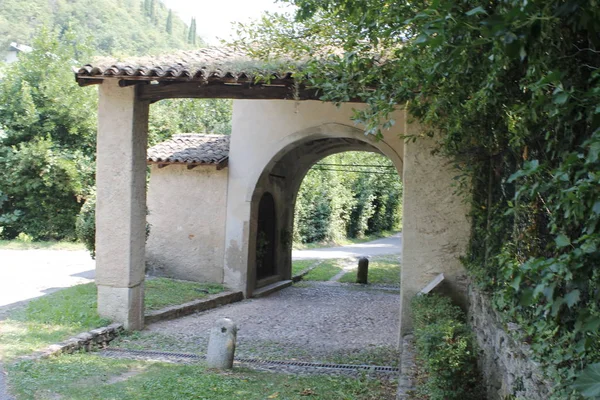 Alte Bogenförmige Architektur Inmitten Der Natur Norditalien — Stockfoto