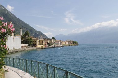 Bisiklet yolu ve Garda Gölü üzerinden patika Limone sul Garda, Lombardiya, İtalya