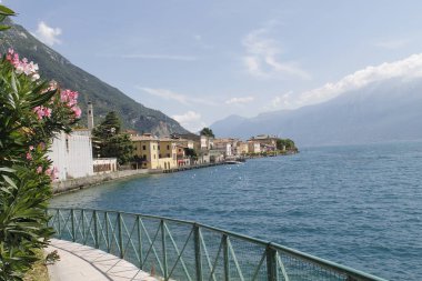 Bisiklet yolu ve Garda Gölü üzerinden patika Limone sul Garda, Lombardiya, İtalya