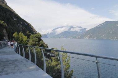 Bisiklet yolu ve Garda Gölü üzerinden patika Limone sul Garda, Lombardiya, İtalya