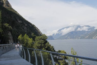 Bisiklet yolu ve Garda Gölü üzerinden patika Limone sul Garda, Lombardiya, İtalya