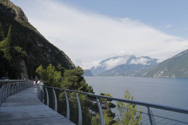 Bisiklet yolu ve Garda Gölü üzerinden patika Limone sul Garda, Lombardiya, İtalya