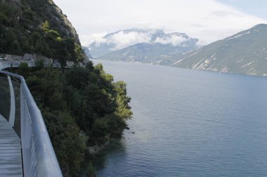 Bisiklet yolu ve Garda Gölü üzerinden patika Limone sul Garda, Lombardiya, İtalya