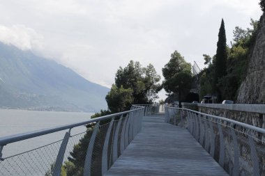 Bisiklet yolu ve Garda Gölü üzerinden patika Limone sul Garda, Lombardiya, İtalya