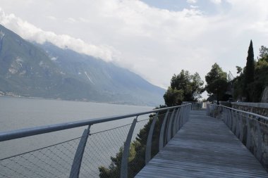 Bisiklet yolu ve Garda Gölü üzerinden patika Limone sul Garda, Lombardiya, İtalya