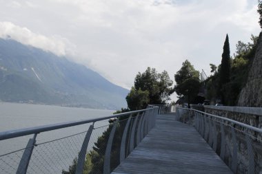 Bisiklet yolu ve Garda Gölü üzerinden patika Limone sul Garda, Lombardiya, İtalya