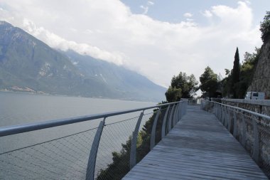 Bisiklet yolu ve Garda Gölü üzerinden patika Limone sul Garda, Lombardiya, İtalya