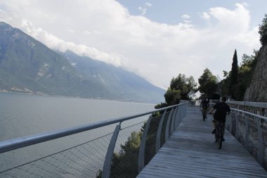 Bisiklet yolu ve Garda Gölü üzerinden patika Limone sul Garda, Lombardiya, İtalya