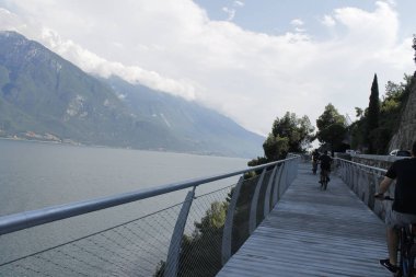 Bisiklet yolu ve Garda Gölü üzerinden patika Limone sul Garda, Lombardiya, İtalya