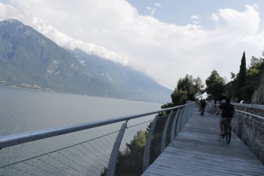 Bisiklet yolu ve Garda Gölü üzerinden patika Limone sul Garda, Lombardiya, İtalya