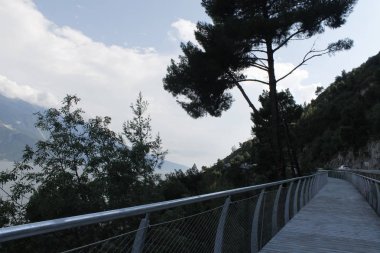 Bisiklet yolu ve Garda Gölü üzerinden patika Limone sul Garda, Lombardiya, İtalya