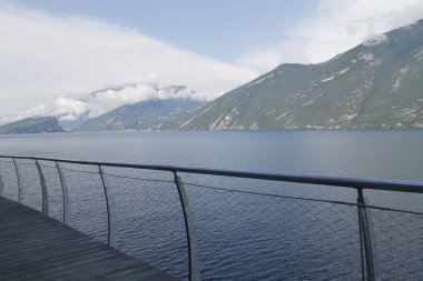 Bisiklet yolu ve Garda Gölü üzerinden patika Limone sul Garda, Lombardiya, İtalya